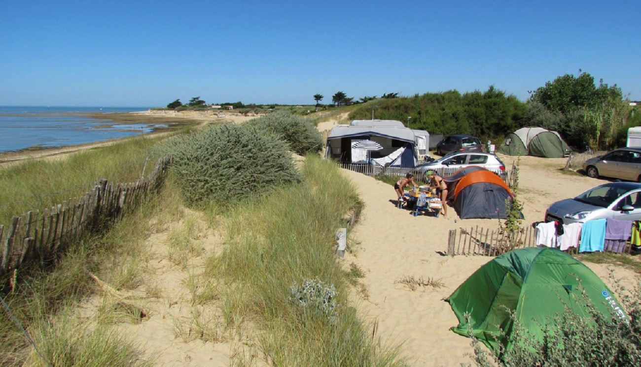 CAMPING HUTTOPIA COTE SAUVAGE